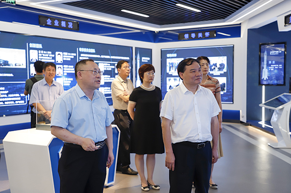 湖南省政协副主席胡伟林一行调研顶立科技 (2).JPG 湖南省政协副主席胡伟林一行调研顶立科技 (2).JPG