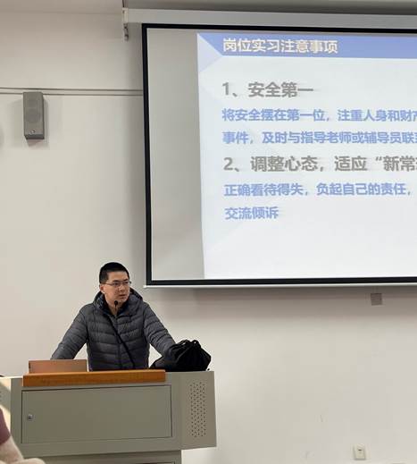 人在吃披萨 中度可信度描述已自动生成